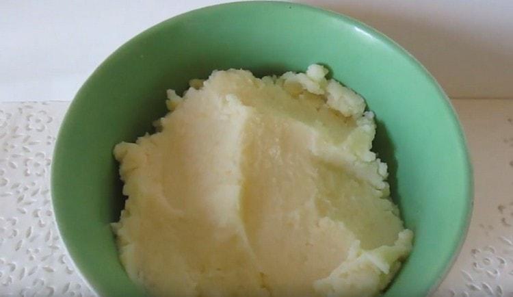 Faites bouillir les pommes de terre jusqu'à tendreté, pétrissez-les dans une purée de pommes de terre.