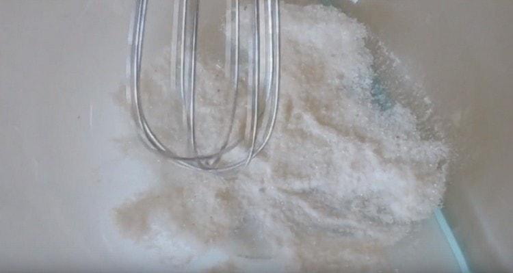 Dans un bol, mélanger le sel et le sucre.