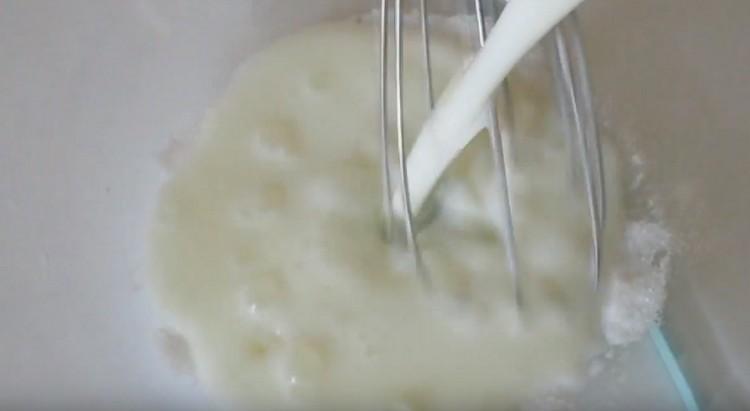 Add kefir to the mixture of sugar and salt.