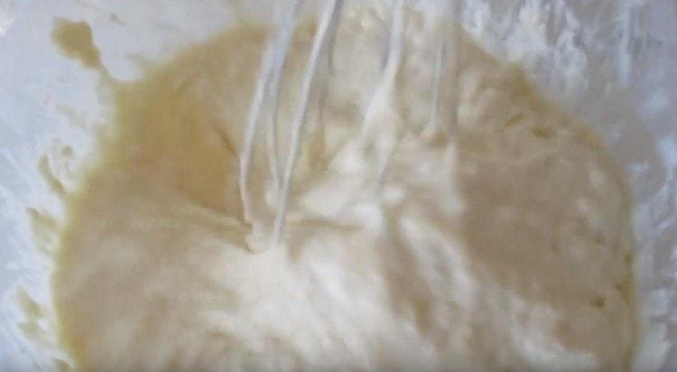 Dodajte brašno u kefirnu masu i promiješajte.