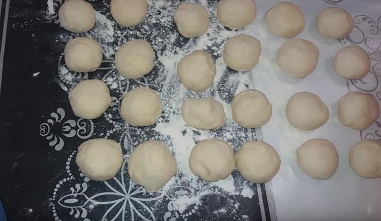 From the finished dough we form balls for pies.