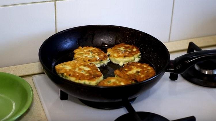 We put pancakes on the pan and fry them from both sides.