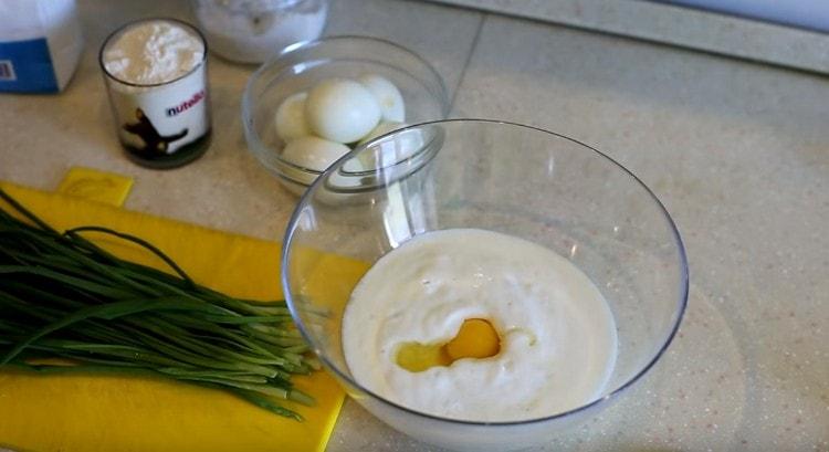 Dodajte jaje u kefirnu masu.