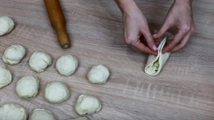 Mettre la garniture au centre des tortillas. pincer doucement les bords de la tarte.
