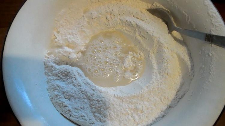 Tamiser la farine pour faire des tartes à la confiture
