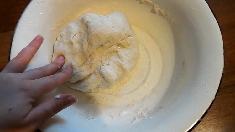 Para hacer pasteles de mermelada, amasa la masa