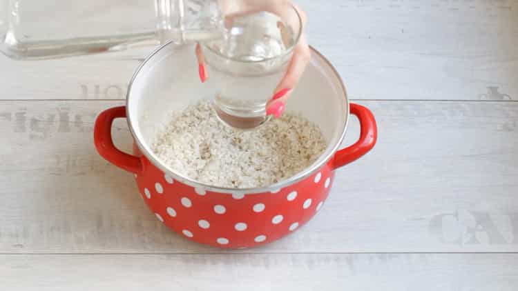 Para hacer pasteles de arroz y huevo, mezcle los ingredientes.