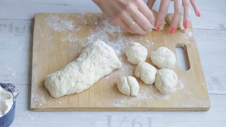 Para hacer pasteles de arroz y huevo, corte la masa