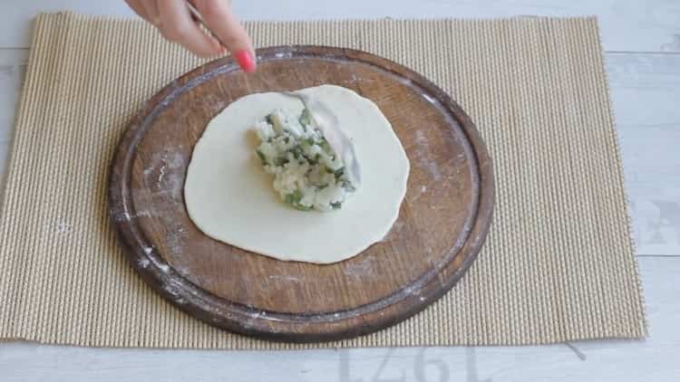 Para hacer pasteles con arroz y huevo, ponga el relleno sobre la masa.