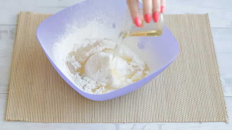 Pétrir la pâte pour faire des tourtes au riz et aux œufs