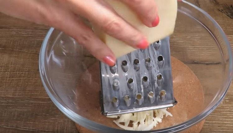 On a coarse grater, rub mozzarella.