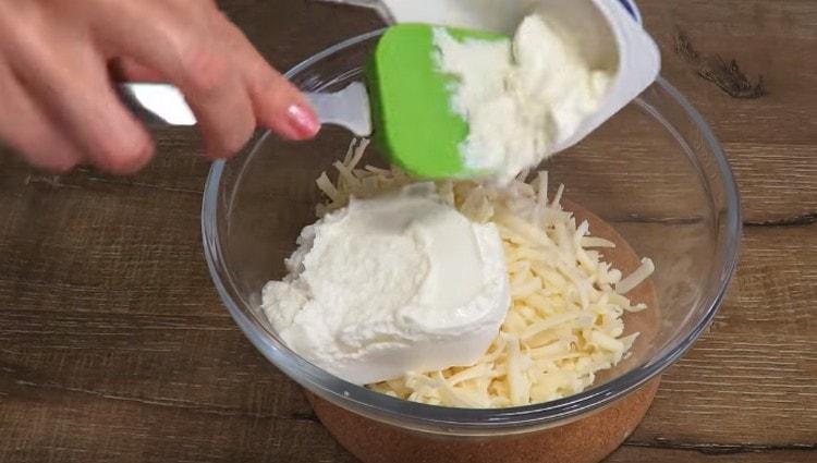 Agregue queso crema a la mozzarella.