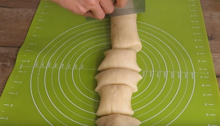 Rouler la pâte en rouleau et la diviser en morceaux identiques.