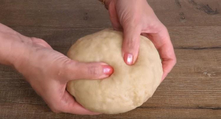 La pâte doit être lisse sans coller aux mains.