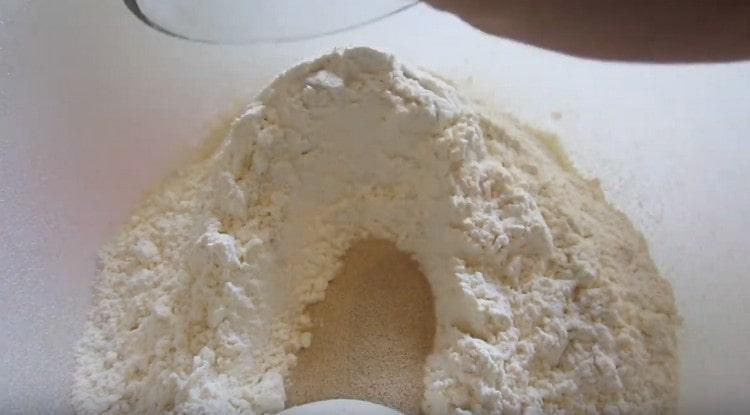 Ajouter la levure sèche à la farine.