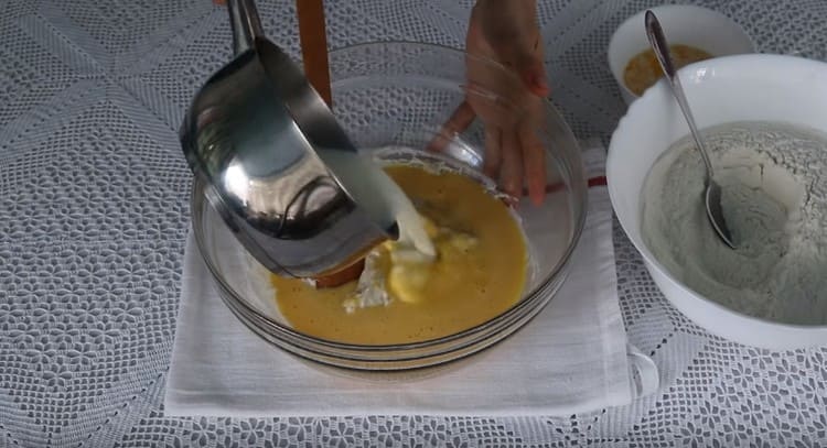 Agregue leche a la masa futura.