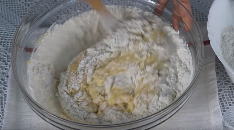 Ajoutez la farine et continuez à pétrir la pâte.