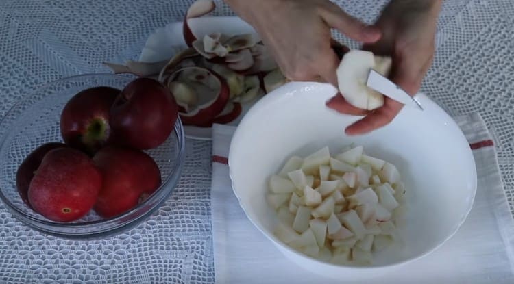 Pour préparer la garniture, pelez et coupez les pommes en morceaux.