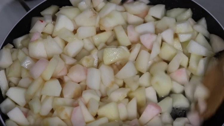 Agregue rodajas de manzana a la sartén y cocine a fuego lento.