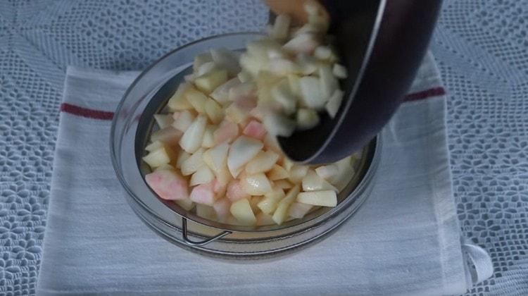 Throw the filling into a colander so that the glass is excess liquid.