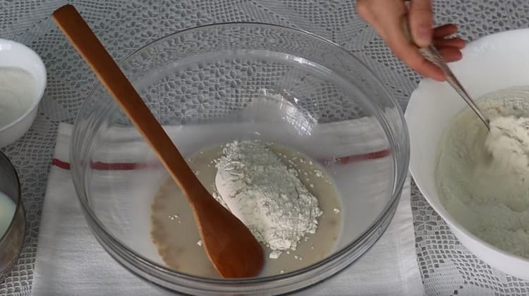 Enter the flour and mix the dough.