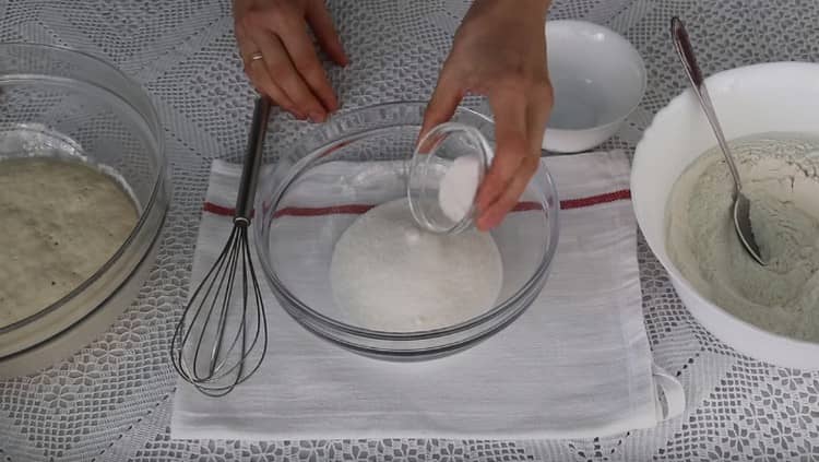 En un tazón separado, combine el azúcar con el azúcar de vainilla.