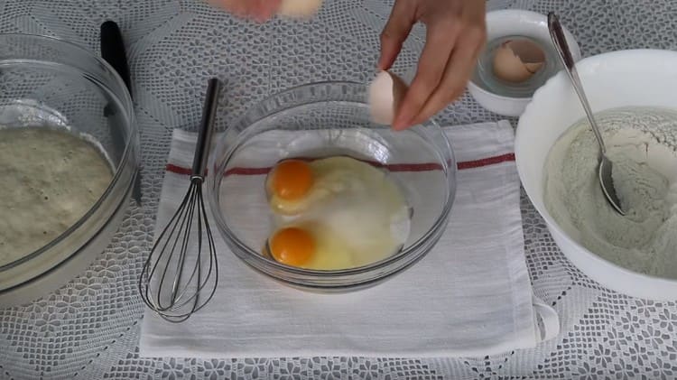Agrega los huevos al azúcar.