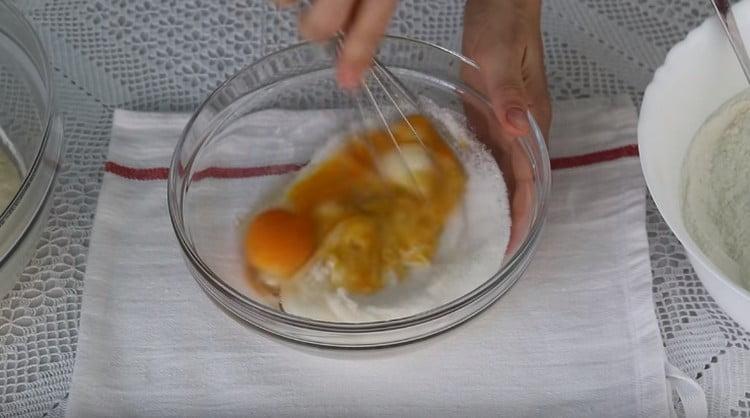 Con un batidor, mezcle los huevos con el azúcar.