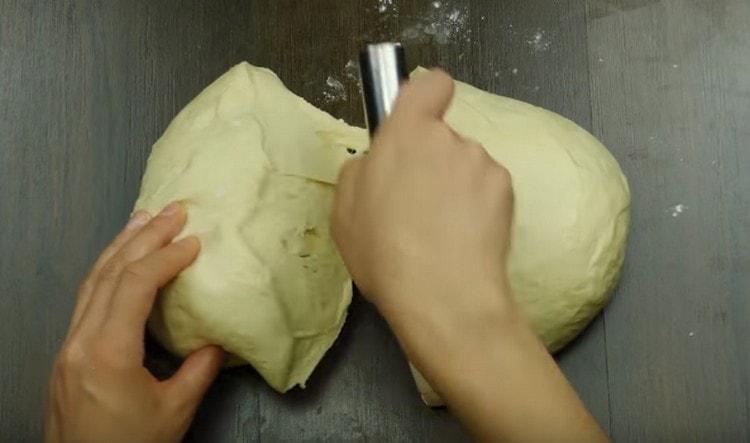 Divisez la pâte pour la cuisson des beignes en deux.