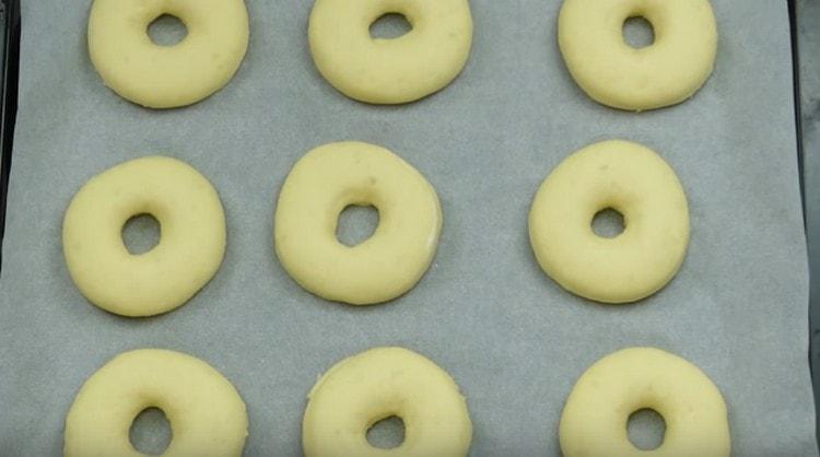 Sur une plaque à pâtisserie, le volume des beignets devrait augmenter légèrement.