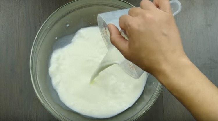 Versez du lait tiède et de l'eau dans un bol.