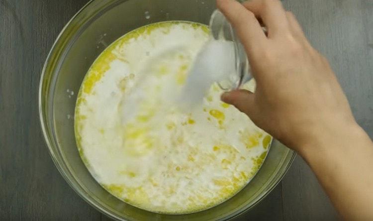 Ajoutez ensuite le beurre fondu, le sel, le sucre et le sucre vanillé.