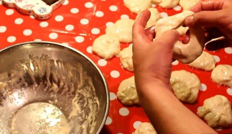 Nous cueillons les morceaux de la pâte et en formons des beignets.