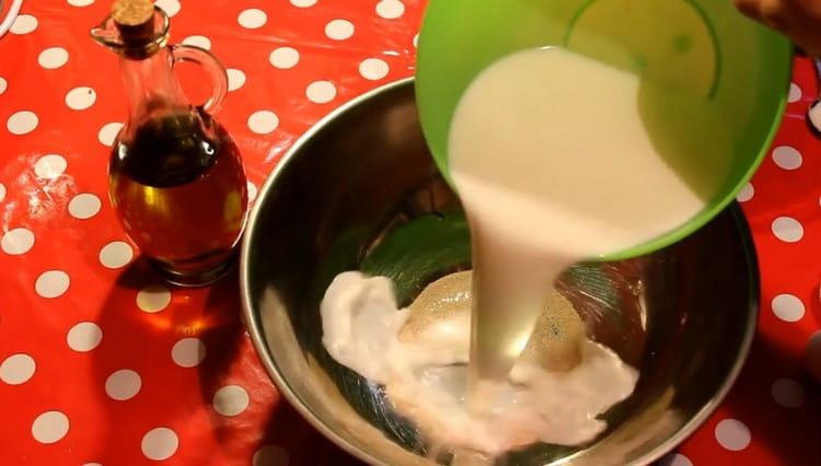 Pour yeast with sugar into warm milk.