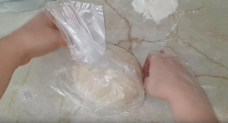 Cover the dough with a bag so that it rises.