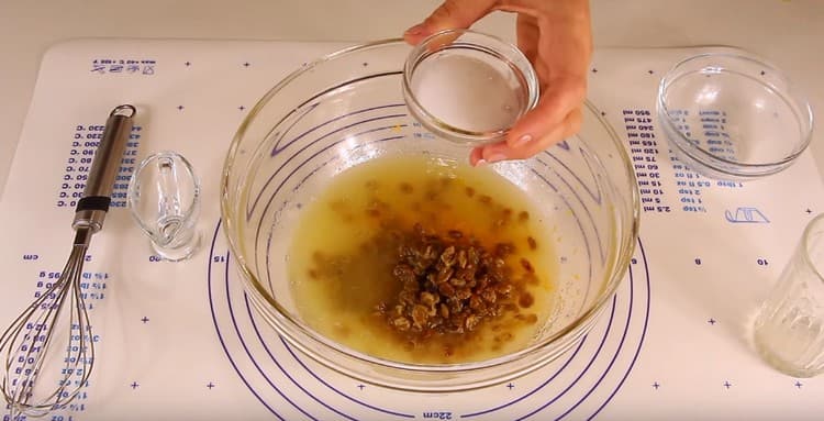 Nous éteignons le vinaigre avec du soda et ajoutons au reste des ingrédients.