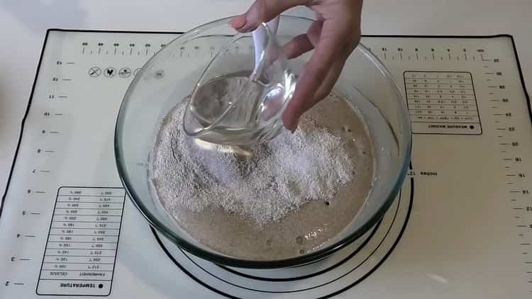 Tamizar la harina para hacer pan de centeno y trigo