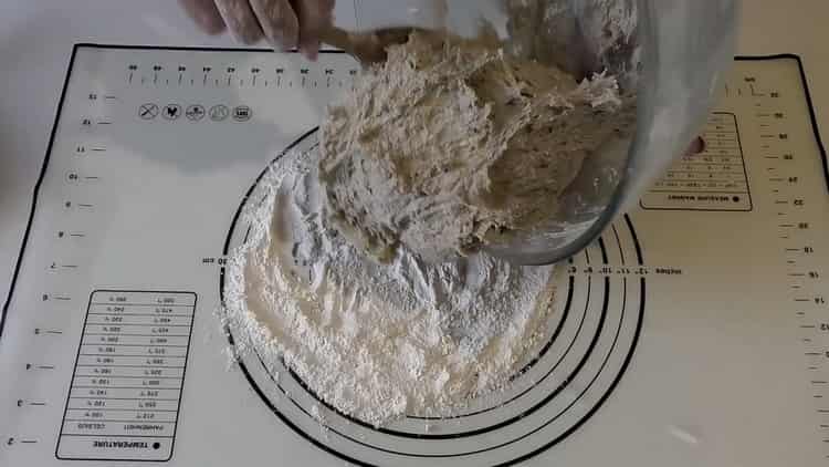 Pétrir la pâte pour le pain de seigle de blé