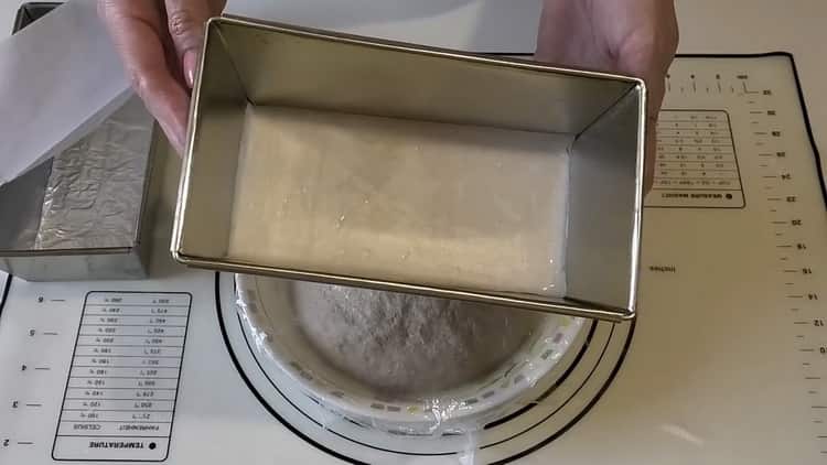 Para hacer pan de centeno y trigo, prepare un molde