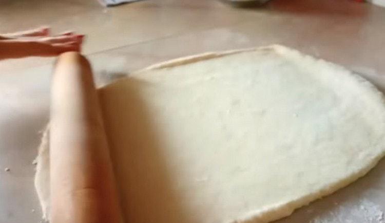 Abaisser la pâte en une couche avec un rouleau à pâtisserie.