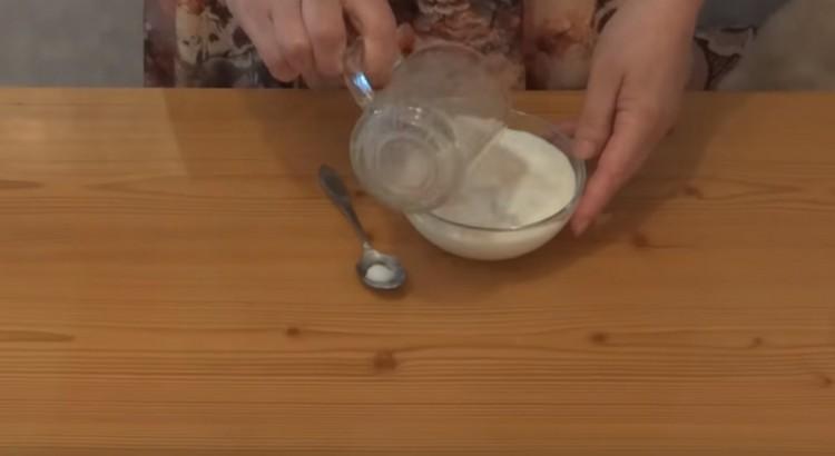 U smjesu kvasca i šećera dodajte toplo mlijeko.