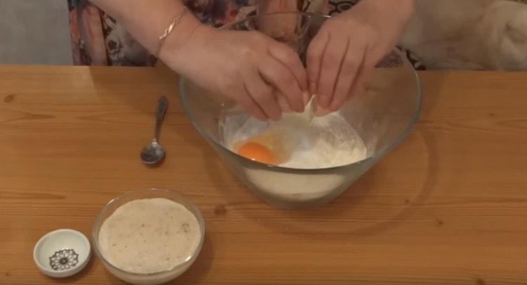 Ajoutez du sel à la farine, battez l'oeuf.