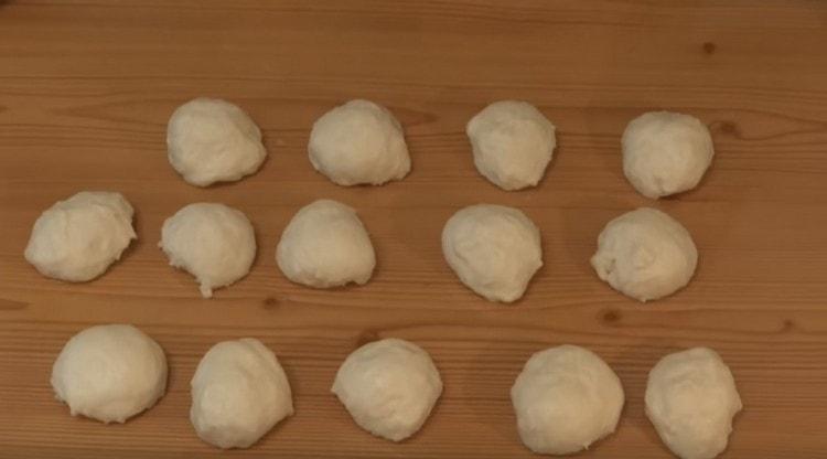 Lorsque la pâte est levée, nous en formons de petites boules.