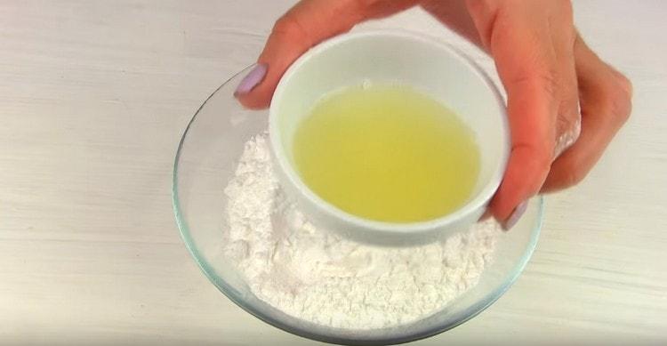 Para hacer el glaseado, mezcle el azúcar glas con jugo de limón.