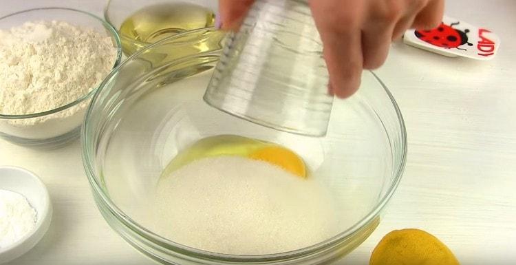 Dans un bol, battre les œufs, ajouter le sucre.