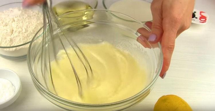 With a whisk, beat the eggs with sugar into a lush mass.