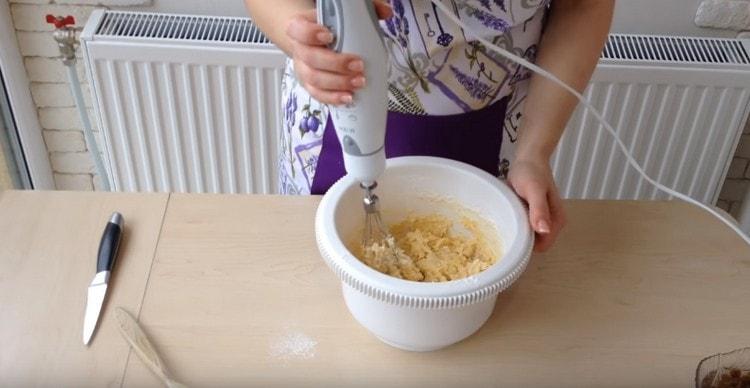 Après avoir ajouté toute la farine à la pâte, battez-la un peu plus avec un mixeur.