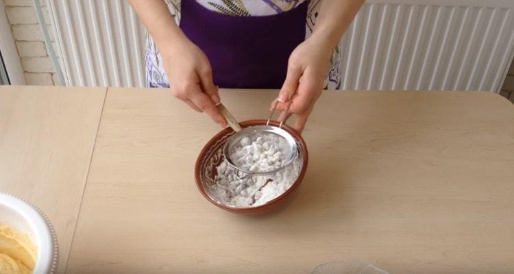 With the help of a strainer we get rid of excess raisins.