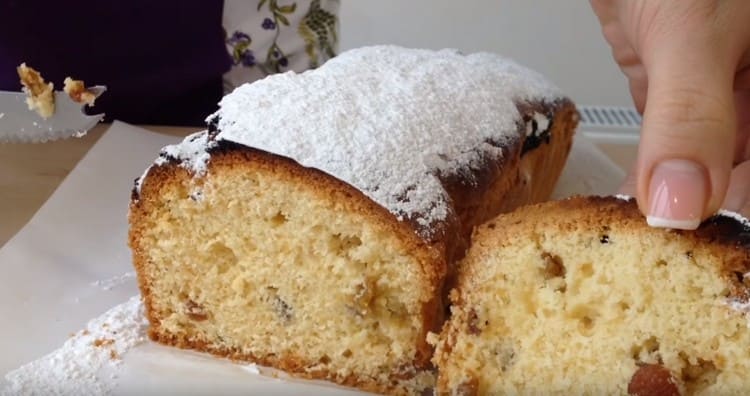 As you can see, this recipe for a cake with raisins in the oven allows you to quickly prepare fragrant baked goods for tea.
