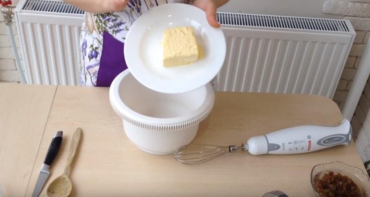 U zdjelu miksera razmažite omekšali maslac.